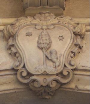 largo Sant'Angelo - Palazzo De Nitto - Stemma della famiglia Aymone sul portale d'ingresso
